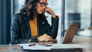 Mulheres na tecnologia: desafios e contribuições no setor