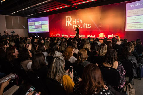 Imagem de Mariana Ferrão palestrando no evento de rh HR4results