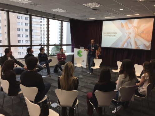 Foto de uma seção de focus group da Gupy, onde algumas pessoas conversam sentadas em círculo