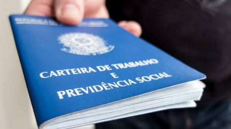Imagem de uma carteira de trabalho, representando a admissão CLT