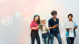 diversos-amigos-usando-dispositivos-digitais - Copia