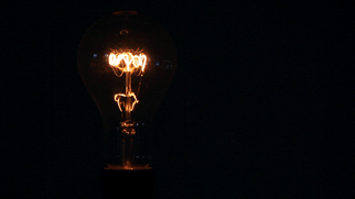 Imagem de uma lâmpada representando a inovação, sobre o tipo de pessoas que estão em uma feira RH