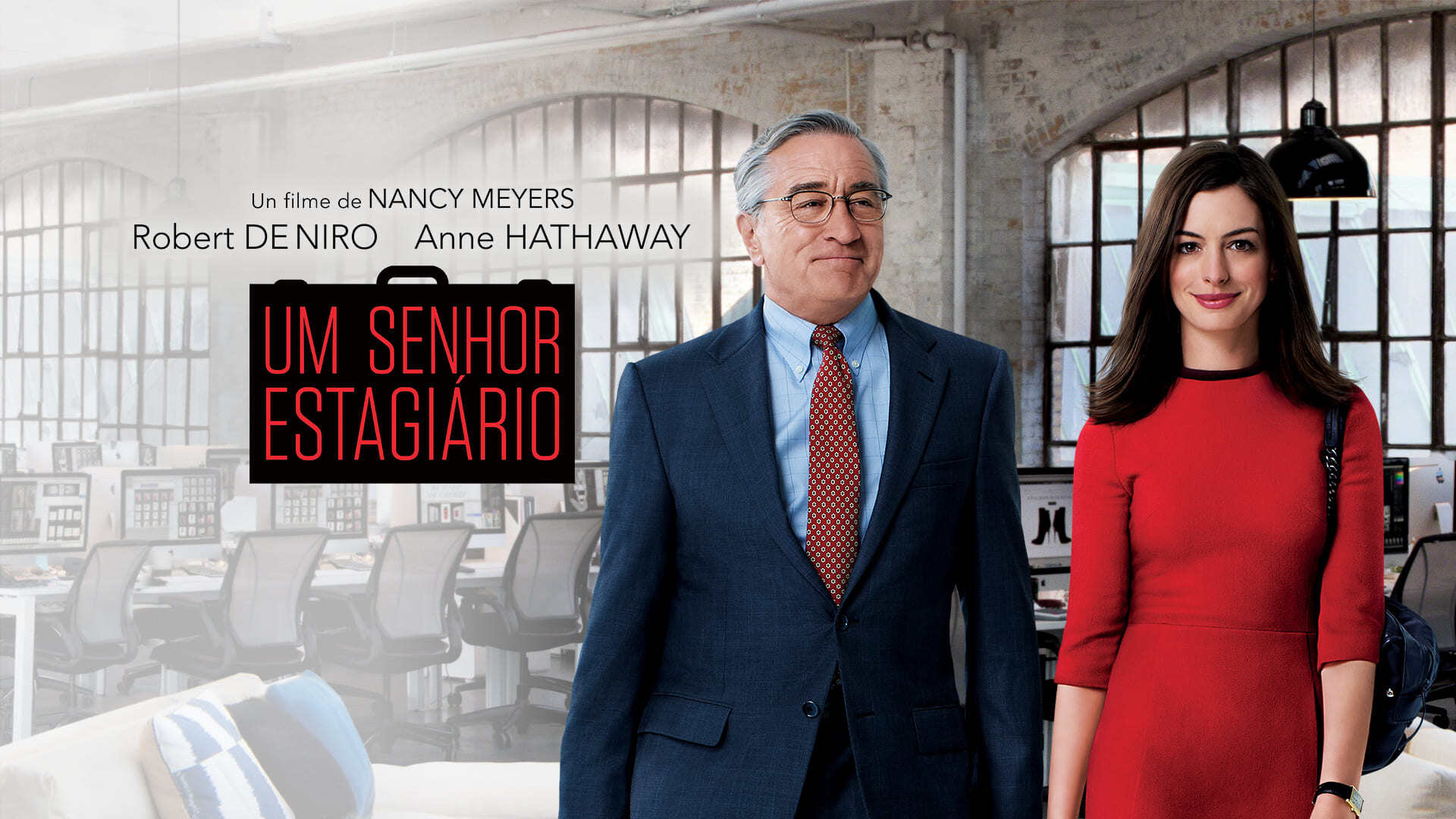 Capa do filme Um senhor estagiário, um homem de 60 anos de terno ao lado de um jovem funcionária de vestido vermelho