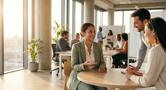 Jovem profissional em escritório multinacional moderno com equipe diversa ao fundo, ilustrando como é trabalhar em multinacionais